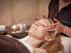 Ein Hotelgast genießt die exklusive Wellnessbehandlung im Europa-Park Erlebnis-Resort.