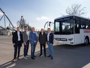 Test drive with elntouro Kilian Alsace, Nicolas Mack, Roland Mack, Thomas Knecht and Mark Westendorp stand in front of a coach.