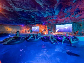 Familie sitzt in Schwimmreifen und lässt sich durch die Attraktion Snorri's Saga in Rulantica treiben.