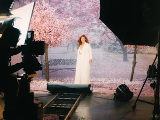 Andrea Berg – Music video shoot Cameras and lights are focused on Andrea Berg in the centre of the image. Behind her is a dreamy background full of blossoming cherry trees.