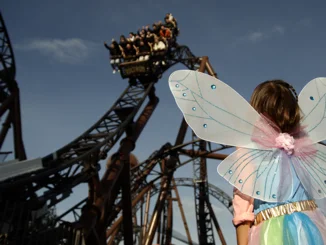 50 years of Europa-Park – image film A little girl dressed up with fairy wings at Europa-Park. She looks up at the rollercoaster Voltron Nevera powered by Rimac.