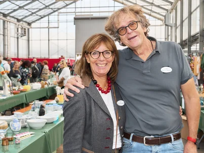 Marianne Mack charity flea market Marianne Mack and a team member at the Santa Isabel e. V. charity flea market at the Europa-Park Resort.