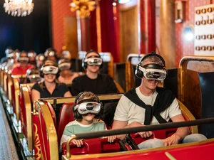 Eurosat Coastiality – The Phantom of the Opera Fahrgäste sitzen in der VR-Attraktion Eurosat Coastiality – The Phantom of the Opera im Europa-Park. Alle sind ausgestattet mit VR-Headsets.