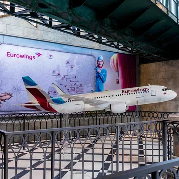 Eurowings at Europa-Park The interior of the waiting area for the attraction Voletarium at Europa-Park. A large model aeroplane from Eurowings stands in the middle of the room.