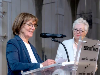 Marianne Mack - volunteer lecture series Marianne Mack giving a speech during the voluntary lecture series ‘New Perspectives’.