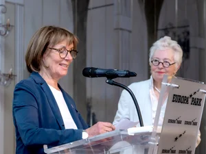 Marianne Mack - volunteer lecture series Marianne Mack giving a speech during the voluntary lecture series ‘New Perspectives’.