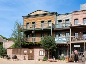 "Europa-Park Kinderhaus Kleine Helden" Außenansicht des "Europa-Park Kinderhaus Kleine Helden" in der Silver Lake City des Europa-Park Erlebnis-Resorts.