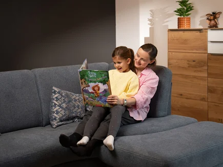 Children's book series Fina & the Yomis A mother reads to her daughter from the children's book series Fina & the Yomis.