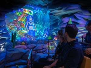 Besucher sitzen in einem Boot in der Attraktion Snorri Touren.