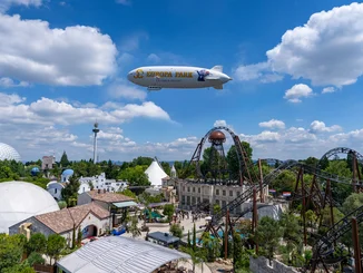 Der Europa-Park Zeppelin zum 50-jährigen Jubiläum schwebt über dem Kroatischen Themenbereich.