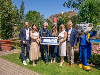 Mauritia Mack by LEONARDO Oliver and Bianca Kleine, Mauritia and Jürgen Mack present the donation cheque for €14,000 to Dr Thomas Schliermann and Susana Sierra Peláez from Patio.