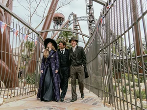 Die Schauspieler des Kurzfilms Voltron 4D im Europa-Park spazieren unter der Attraktion Voltron Nevera powered by Rimac.