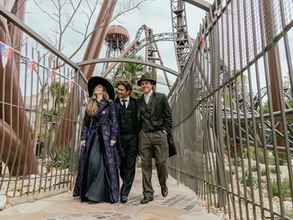 Die Schauspieler des Kurzfilms Voltron 4D im Europa-Park spazieren unter der Attraktion Voltron Nevera powered by Rimac.