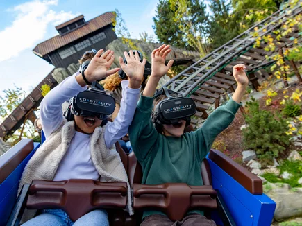 Gäste erleben die VR-Attraktion Alpenexpress Coastiality im Europa-Park.