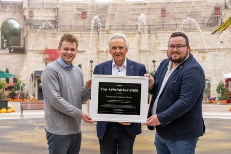 Top Employer Award Jürgen and Frederik Mack are delighted to receive the Top Employer award.