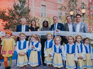 Opening of the themed 4* superior hotel ‘Krønasår’ Members of the Mack family stand with Auma Obama and children dressed in Nordic clothing in front of the themed 4* superior hotel ‘Krønasår’ on the occasion of its opening.
