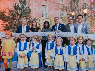 Opening of the themed 4* superior hotel ‘Krønasår’ Members of the Mack family stand with Auma Obama and children dressed in Nordic clothing in front of the themed 4* superior hotel ‘Krønasår’ on the occasion of its opening.