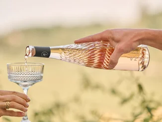 ALZA Le Rosé Pour yourself a glass of ALZA Le Rosé.