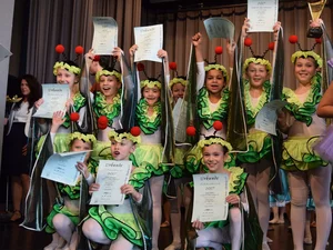 Dance World Cup Award A group of young dancers from the TALENT ACADEMY Europa-Park, dressed as caterpillars, with the Dance World Cup 2017 award.