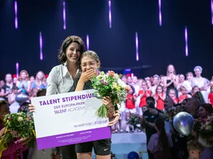 Talent scholarship for young talents Katja Mack presents an overjoyed participant with a talent scholarship from the Europa-Park TALENT ACADEMY.