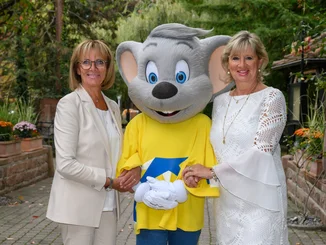 Marianne and Mauritia Mack Marianne Mack (left), Mauritia Mack (right) and Ed Euromaus (centre).