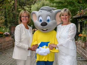 Marianne and Mauritia Mack Marianne Mack (left), Mauritia Mack (right) and Ed Euromaus (centre).