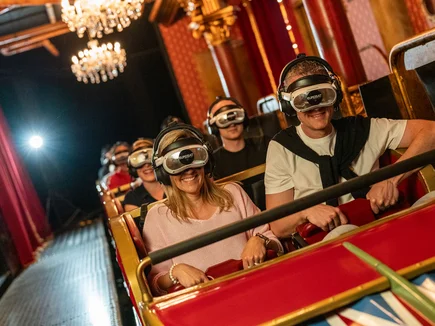 Eurosat Coastiality Mithilfe einer VR-Brille, welche unsere Gäste in eine virtuelle Welt passend zum Verlauf der Bahn eintauchen lässt, wird die Achterbahnfahrt noch immersiver.