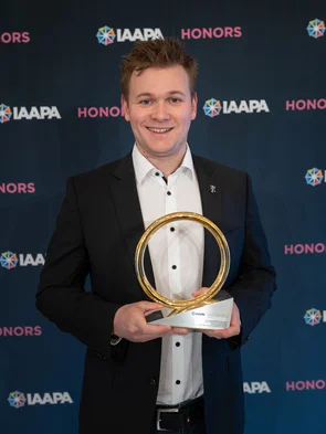 IAAPA Award Frederik Mack with the award IAAPA Honors Award for Human Resources Excellence.