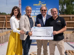 Donation handover Miriam Mack, Roland Mack, Wieland Schwarzkopf and Wolfram Kons with the donation voucher from the RTL-Spendenmarathon.