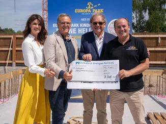 Donation handover Miriam Mack, Roland Mack, Wieland Schwarzkopf and Wolfram Kons with the donation voucher from the RTL-Spendenmarathon.