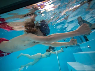 Zwei Besucher der Wasserwelt Rulantica in der Attraktion Snorri Snorkeling VR mit dem VR-Schnorchelset.