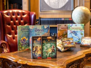 Geschichten aus dem Europa-Park Erlebnis-Resort Verschiedene Bücher aus dem Europa-Park Erlebnis-Resort stehen auf einem Tisch.