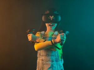 YULLBE GO – VR-Spaß für jedes Alter Kind, ausgestattet mit dem VR-Headset und den Handtrackern von YULLBE.