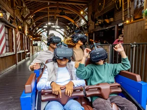 Alpenexpress Coastiality Fahrgäste mit VR-Headset sitzen in der Attraktion Alpenexpress Coastiality.