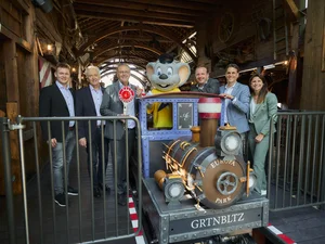 Reopening of Alpine Express ‘Enzian’ Frederik, Jürgen, Roland, Michael, Thomas and Ann-Kathrin Mack together with Ed Euromaus next to an Alpine Express train.
