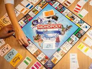 MONOPOLY Spiel Rulantica Das ausgebreitete Rulantica Monopoly Spielbrett während eines Spiels.