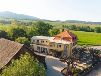 Exterior view of the Amité restaurant Exterior view of the Amitié – La Cuisine du Château restaurant with idyllic panorama.