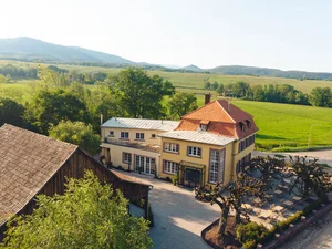 Exterior view of the Amité restaurant Exterior view of the Amitié – La Cuisine du Château restaurant with idyllic panorama.