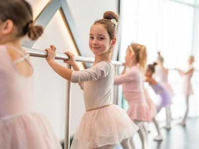 Junge Tänzerinnen Junge Tänzerinnen beim Ballettunterricht der TALENT ACADEMY Europa-Park.