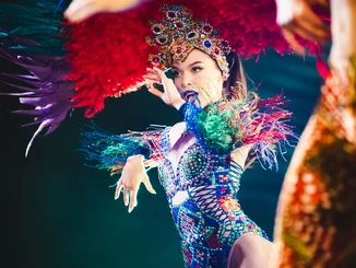 Dancers at the Europa-Park Dinner-Show A dancer from the Europa-Park Dinner-Show wearing an extravagant headdress and colourful clothing.