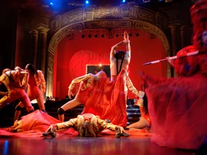 Abendveranstaltung Eine Abendveranstaltung mit Tanz und Akrobatik.