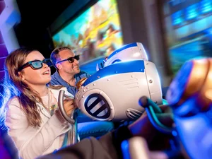 Vater und Tochter treten gegeneinander in der Attraktion GRAND PRIX EDventure im Europa-Park an.