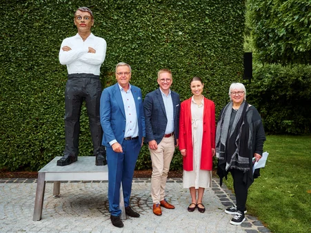 Roland Mack, owner of Europa-Park, Kai-Achim Klare, Mayor of Rust, Maria Würth and Sylvia Weber, Head of Artistic Activities at the Würth Group Roland Mack, Owner of Europa-Park, Kai-Achim Klare, Mayor of Rust, Maria Würth and Sylvia Weber, Head of Artistic Activities at the Würth Group, stand in front of one of the artworks on the Sculpture Avenue.