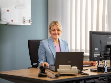 Digitalisierung Europa-Park Mitarbeiterin des Marketings im Europa-Park Erlebnis-Resort bei der Arbeit im Büro.