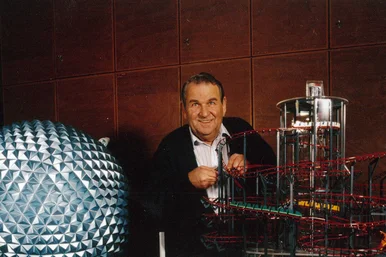 Franz Mack presents two Eurosat models with exterior facades and interior workings. Franz Mack between two models of the original Eurosat: the exterior façade on the left and the interior of the attraction on the right.