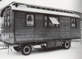 A historic MACK caravan with tilting, decorated windows stands on the grounds of the wagon factory in Waldkirch.